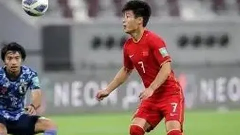 任豪恋情疑曝光，车库亲密牵手画面引关注